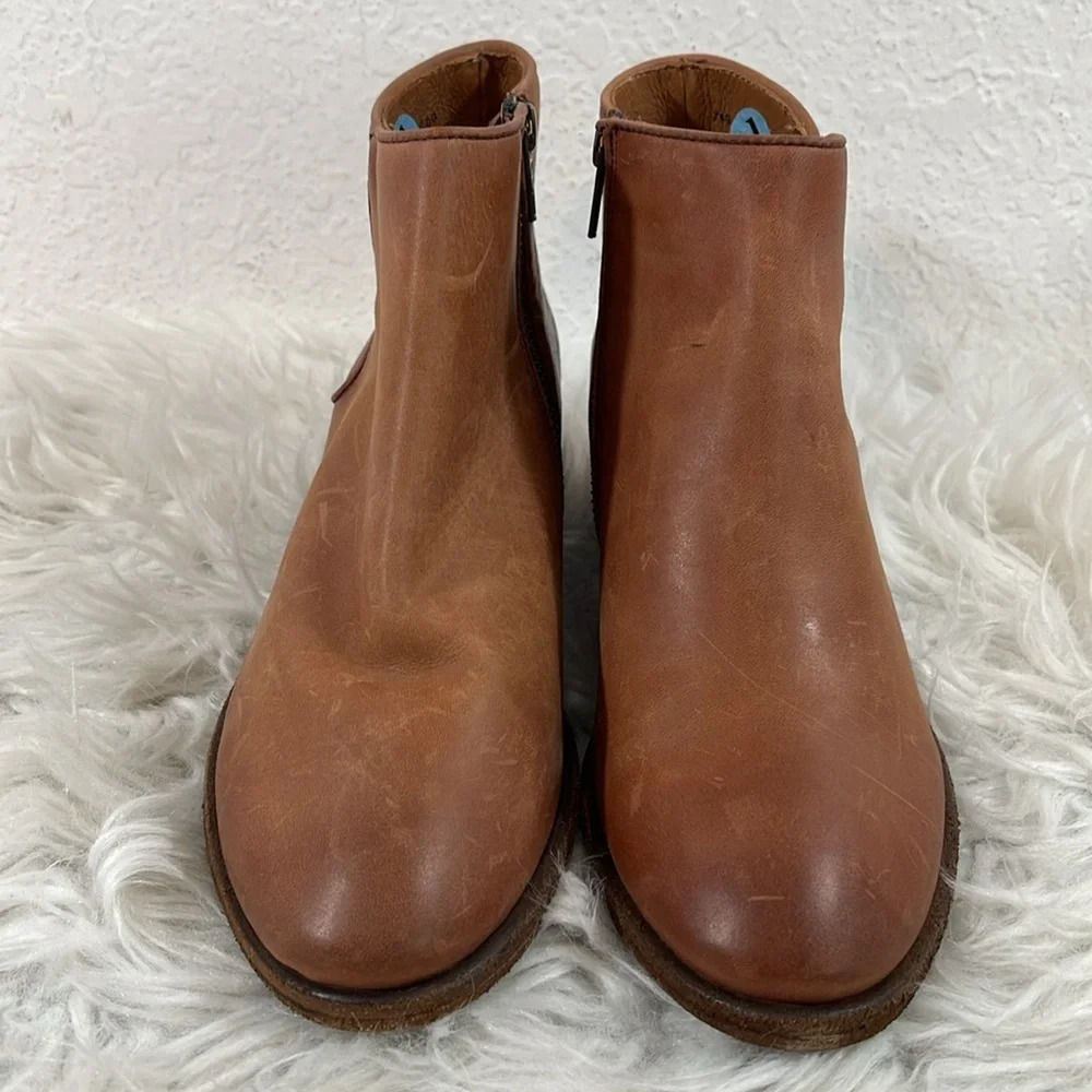 Frye Carson Piping Cognac DISTRESSED LEATHER Ankle Bootie Heel Side Zip Size 7.5 - Picture 3 of 15